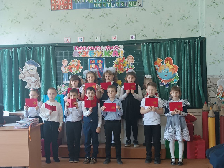 Обучающиеся получили мерч "Движения Первых".